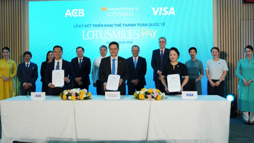 Vietnam Airlines partners with ACB and Visa to launch Lotusmiles Pay